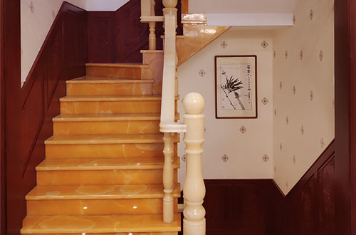 江城中式别墅室内汉白玉石楼梯的定制安装装饰效果